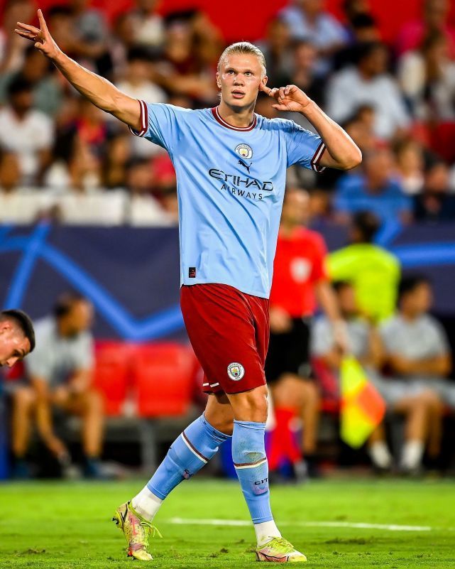 他展现出强 他展现出强